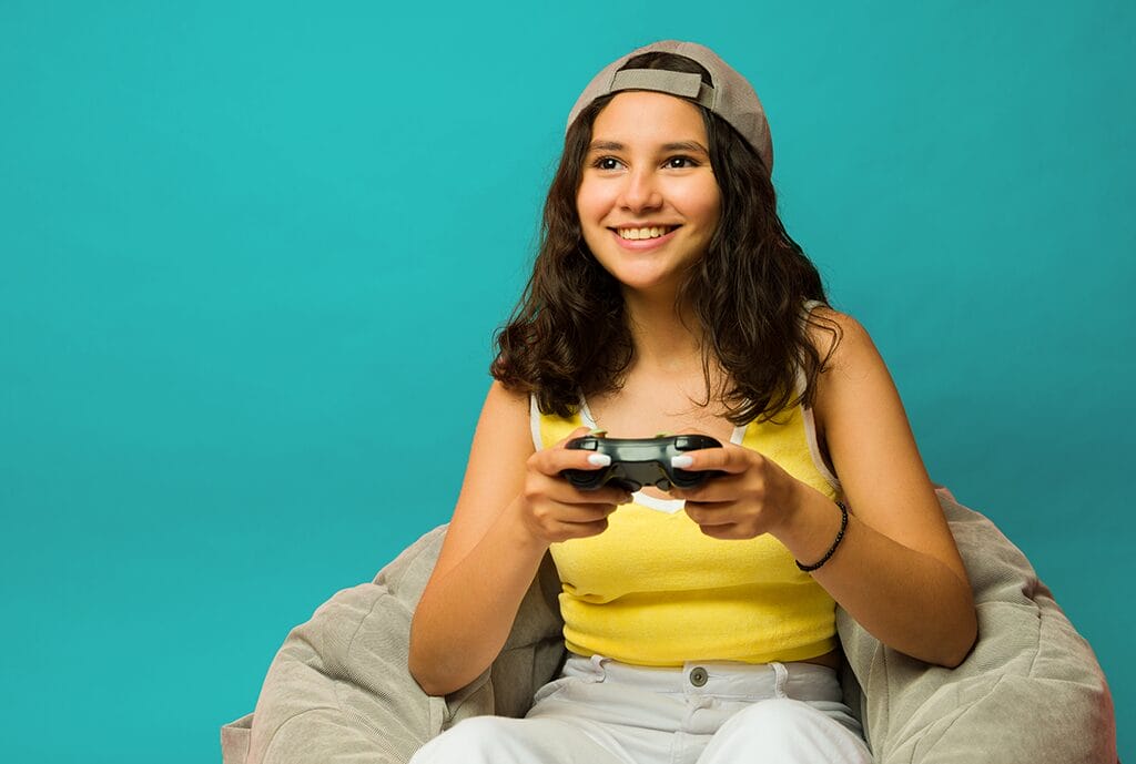 Chica con sombrero sonriendo